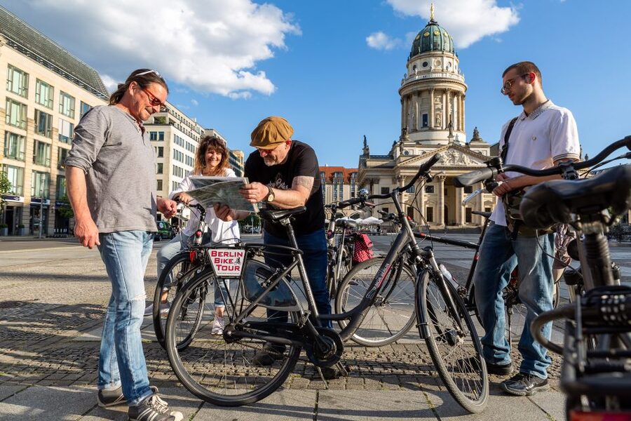 Berlin: E-Bike Tour of the Berlin Wall and Mitte Highlights - Mauerpark and Bernauer Strasse: where the Wall cut through daily life