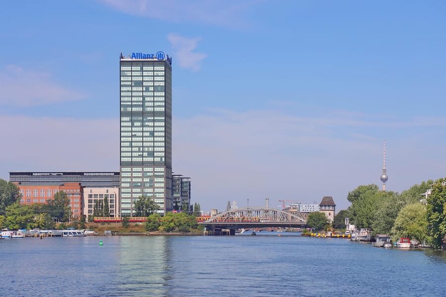 Berlin: East Side Gallery Spree Cruise in a Solar Catamaran - Food, drinks, and comfort onboard