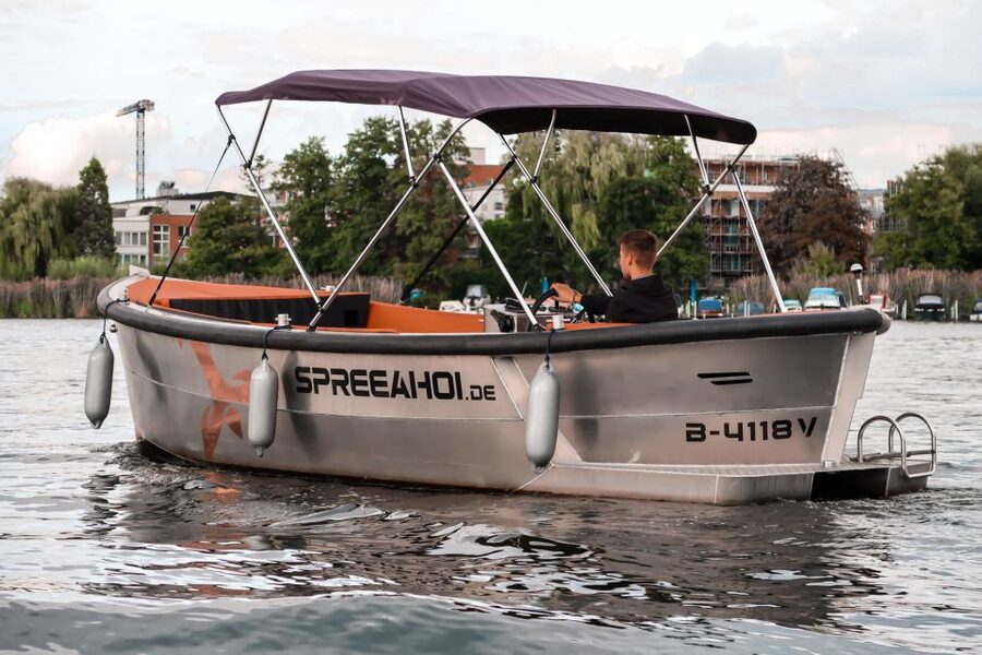 Berlin: Electric Boat Rental for self-driving 2 hrs - Swimming, Sun, and a Cooler Full of Ice