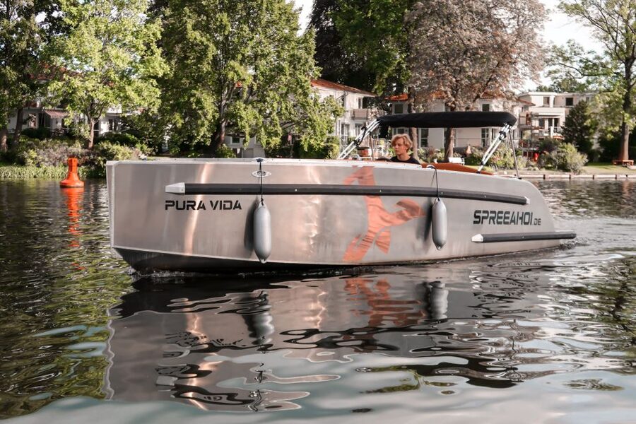 Berlin: Electric Boat Rental for self-driving 2 hrs - What the Price Really Buys You