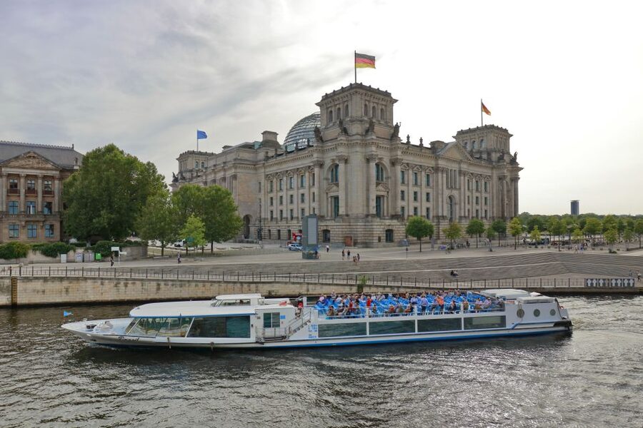 Berlin: Evening City Sightseeing Cruise - Charlottenburg Palace from the water