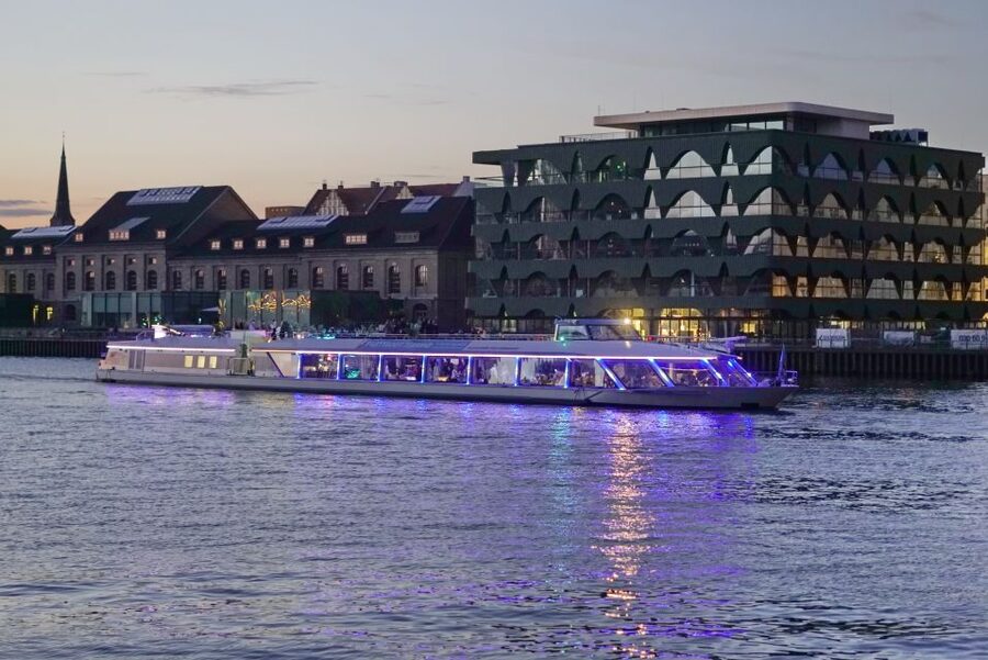 Berlin: Evening City Sightseeing Cruise - Commentary, audio, and the onboard atmosphere