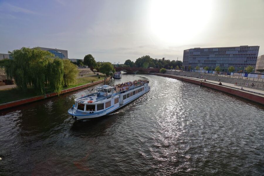 Berlin: Evening City Sightseeing Cruise - Starting near Nikolaiviertel
