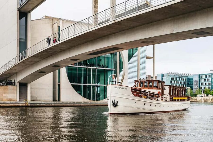 Berlin: Evening Yacht Cruise with Aperitif & Dinner Upgrade - Key points to know
