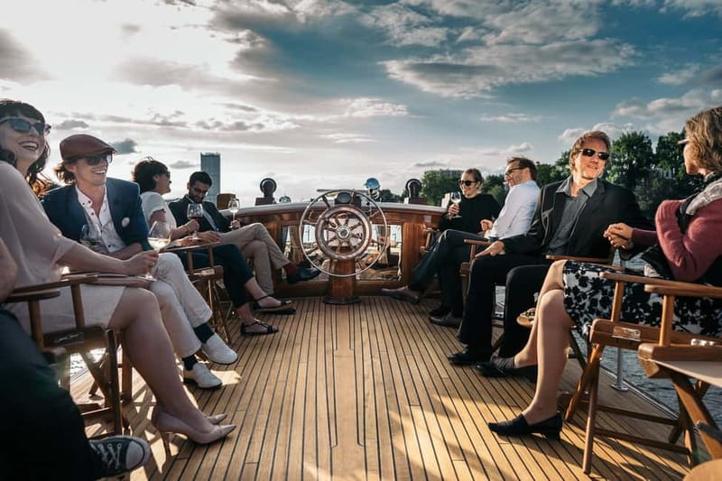 Berlin: Evening Yacht Cruise with Aperitif & Dinner Upgrade - What you see as Berlin darkens