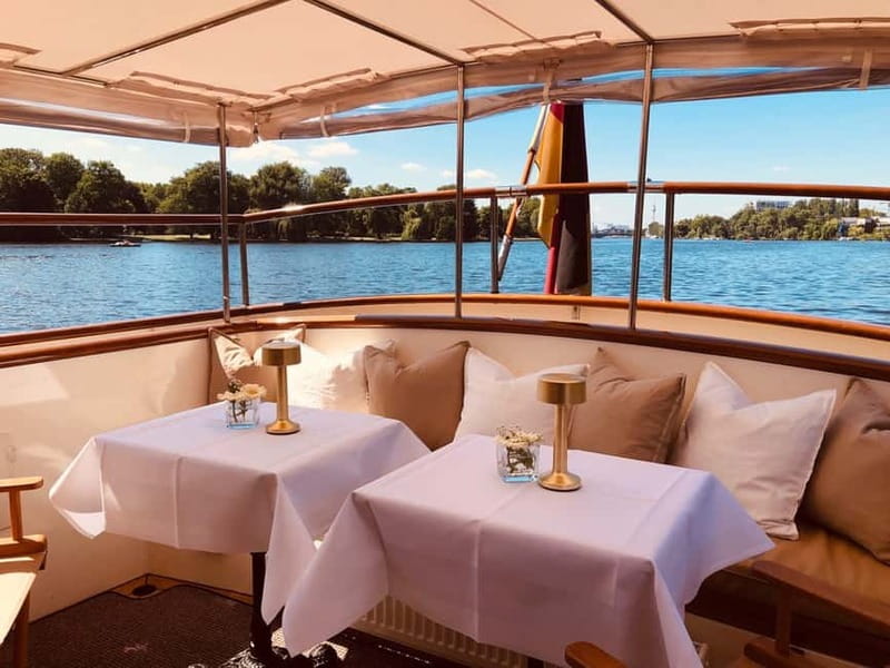 Berlin: Evening Yacht Cruise with Aperitif & Dinner Upgrade - Timing, weather, and practical expectations