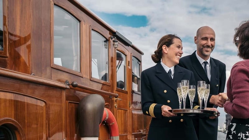 Berlin: Evening Yacht Cruise with Aperitif & Dinner Upgrade - Choosing the right seat for sunset