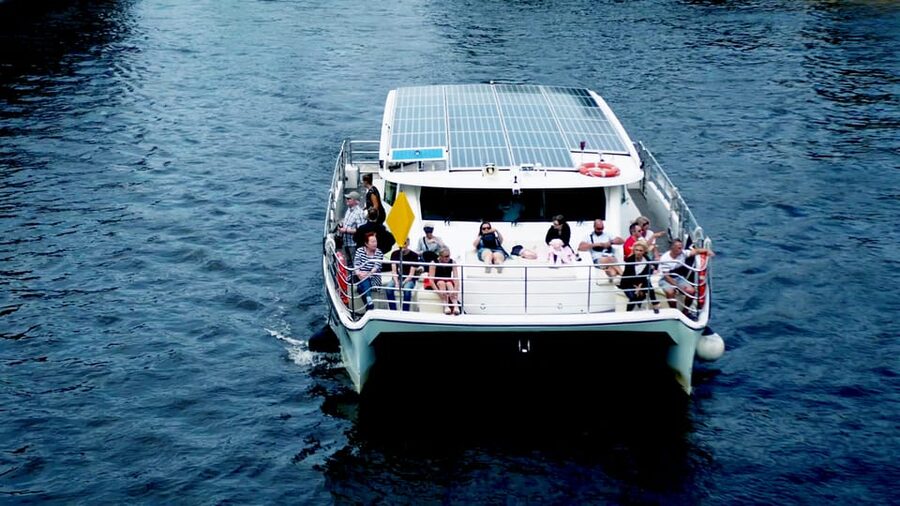 Berlin: Exclusive Boat Tour on a Solar-Powered Catamaran - Drinks, snacks, and the onboard atmosphere