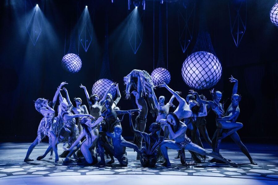 Berlin: FALLING | IN LOVE Grand Show Friedrichstadt-Palast - Music, choreography, and acrobatics