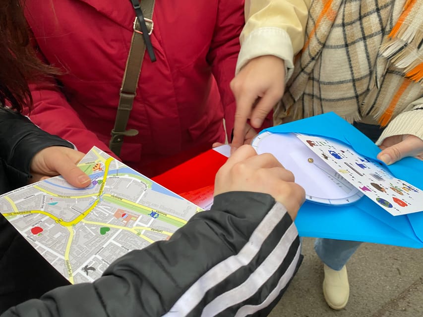 Berlin Friedrichshain: Outdoor Crime Mystery Tour - The right level of challenge
