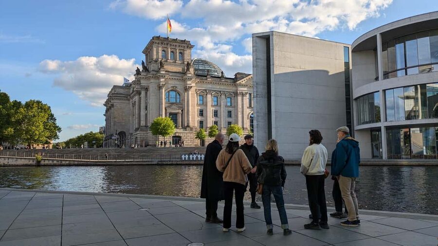 Berlin: Government District around the Reichstag Guided Tour - Marie-Elisabeth-Lüders-Haus and the federal ribbon