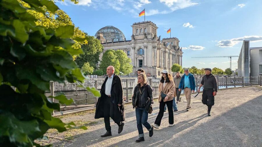 Berlin: Government District around the Reichstag Guided Tour - Starting at Futurium and crossing the Spree