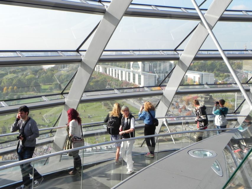 Berlin: Government District Tour and Reichstag Dome Visit - The Reichstag visit: what changes by language
