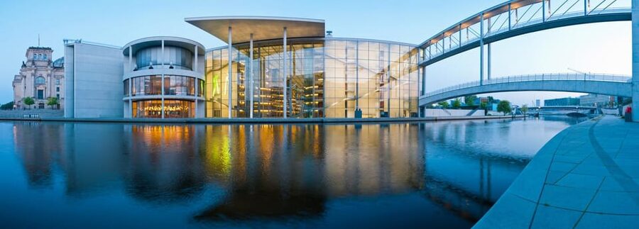 Berlin: Guided Walking Tour around the Reichstag - White Crosses and the former Wall line