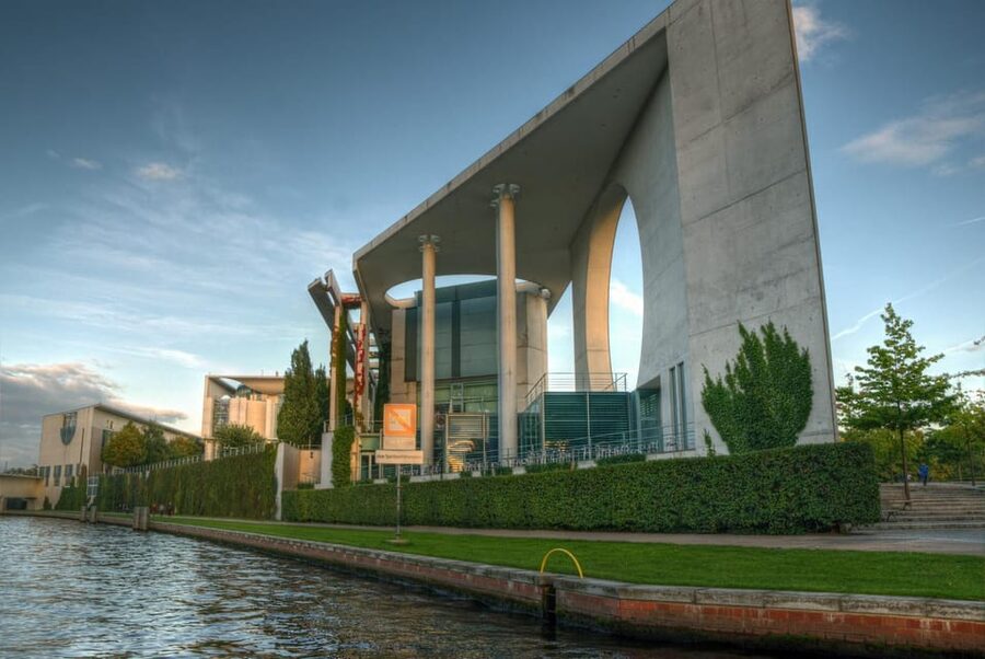 Berlin: Guided Walking Tour around the Reichstag - Marshall Bridge and the Spree