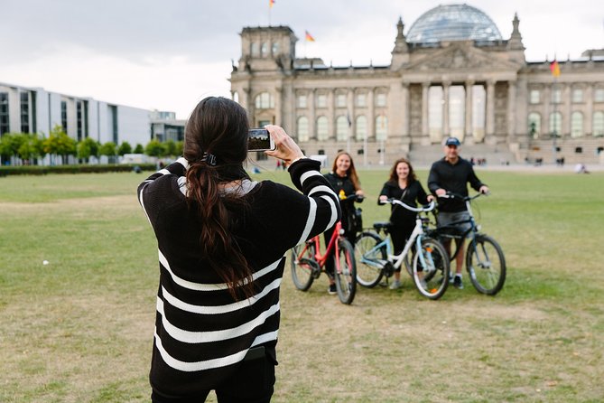 Berlin Highlights: 3-Hour Bike Tour - Why a bicycle works well in central Berlin