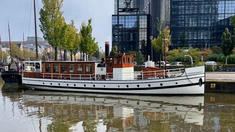 Berlin: Historic Boat Sightseeing City Center Tour - Reichstag, Futurium, and the government quarter
