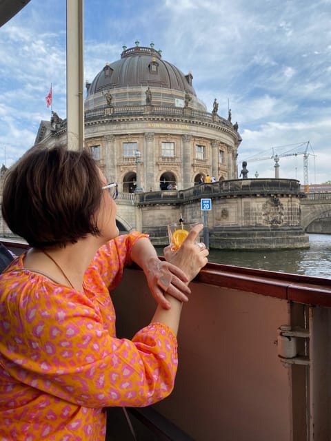 Berlin: Historic Boat Sightseeing City Center Tour - Drinks, snacks, music, and the onboard mood
