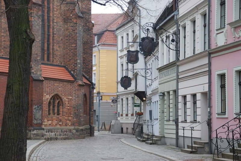 Berlin: Historic Center Walking Tour with a Real Berliner - Following the Spree to Museum Island