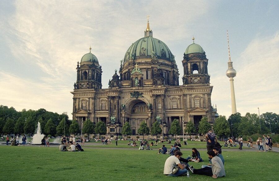 Berlin Historical Highlights Walking Tour - Guide languages, weather, and the walking pace