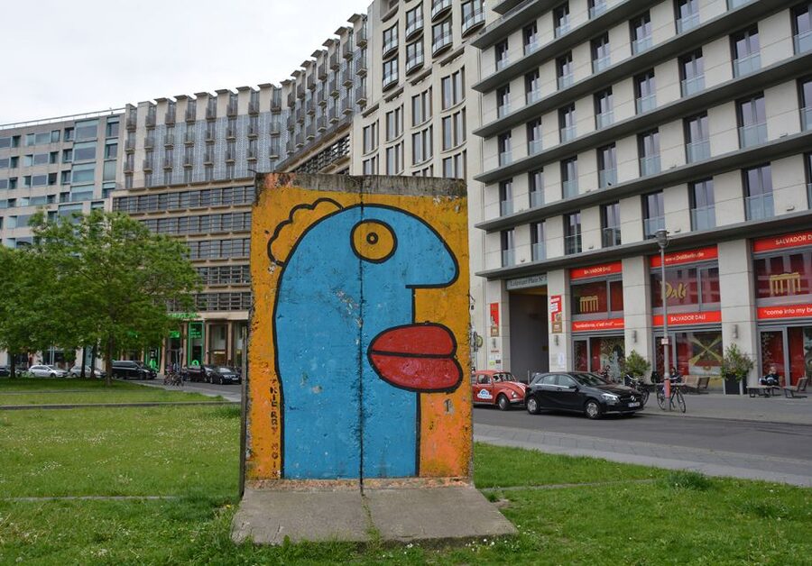 Berlin: Historical Sights & Berlin Wall Tour with a Berliner - Reichstag and the city’s divided center