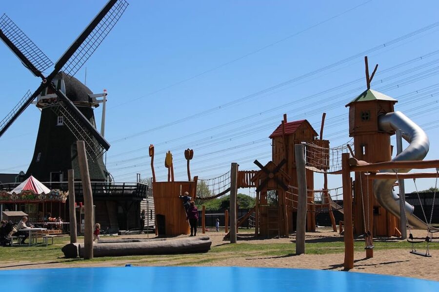 Berlin: Holland-Park day ticket - Taking on 27 holes of Dutch-themed mini-golf
