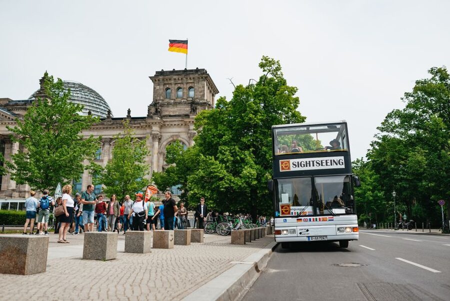 Berlin: Hop-on Hop-off Bus Tour with Live Commentary - Museum Island, Humboldt University, and Unter den Linden