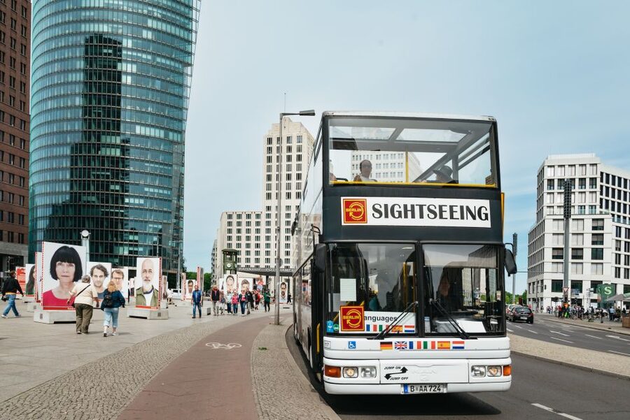 Berlin: Hop-on Hop-off Bus Tour with Live Commentary - Hauptbahnhof, Tiergarten, and Bellevue Palace