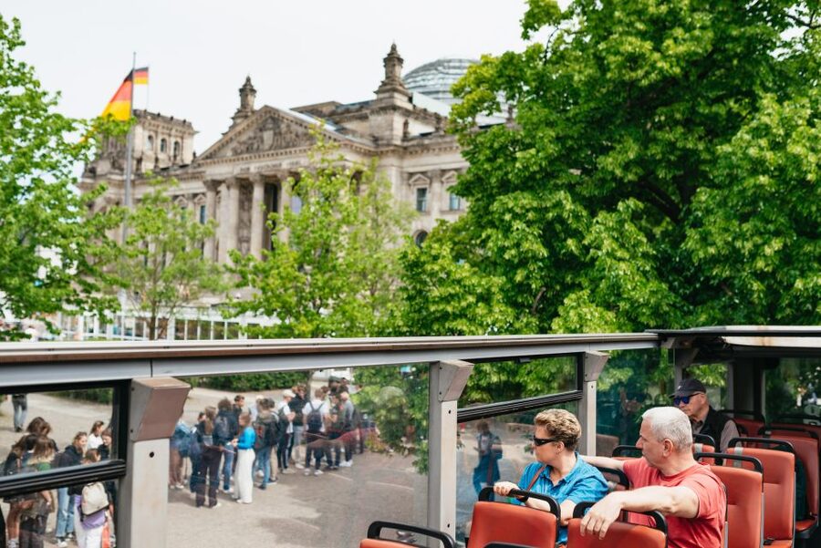 Berlin: Hop-on Hop-off Bus Tour with Live Commentary - Returning through western Berlin