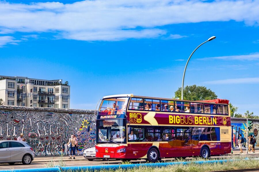 Berlin: Hop-On Hop-Off Sightseeing Bus with Boat Options - The evening tour through Berlin’s divided past