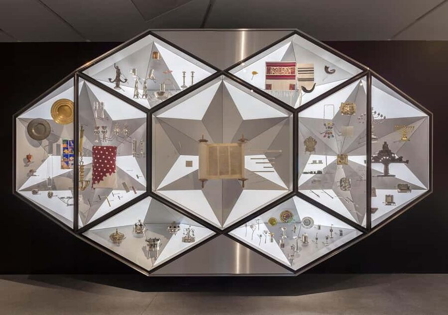 Berlin: Jewish Museum Highlights Tour - The building begins the story before the tour starts