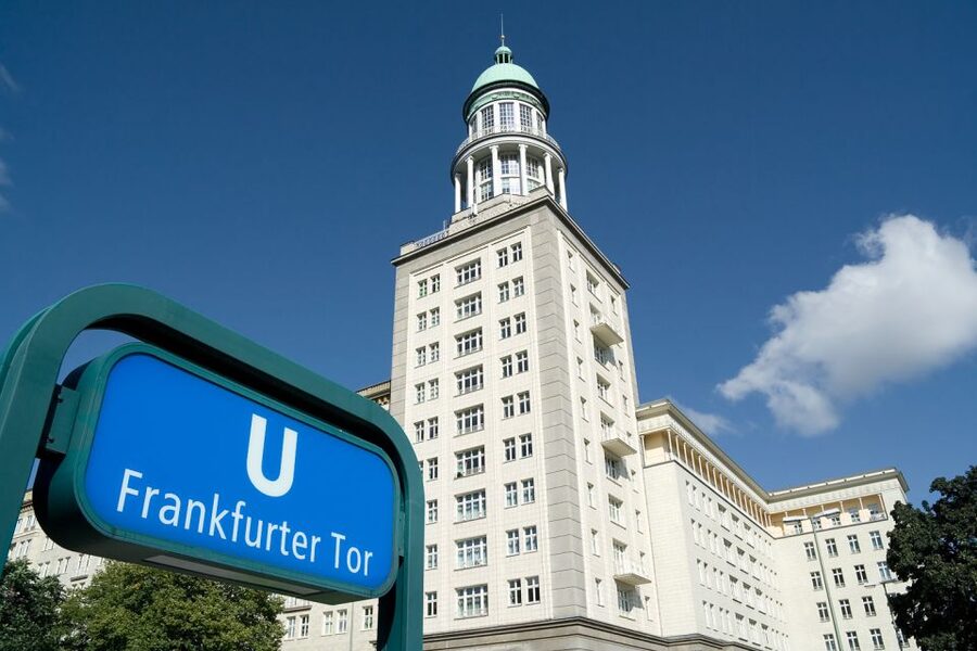 Berlin: Karl-Marx-Allee 2-Hour Tour - What the guide adds to the buildings