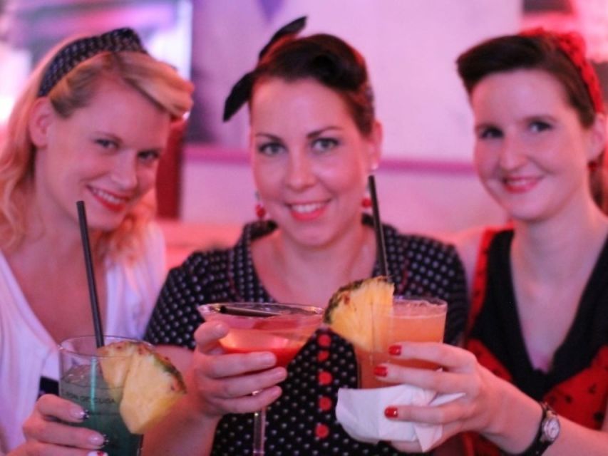 Berlin: Knutschfleck Ticket with Variety Show and Dinner - Key points to know before booking