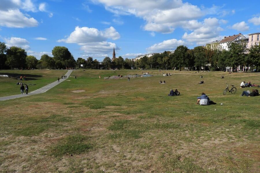 Berlin: Kreuzberg Guided Walking Evening Tour - Lausitzer Platz and Kreuzberg’s changing story