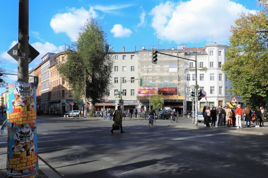 Berlin: Kreuzberg Guided Walking Evening Tour - The Pamukkale fountain ruins and a final stretch of streets