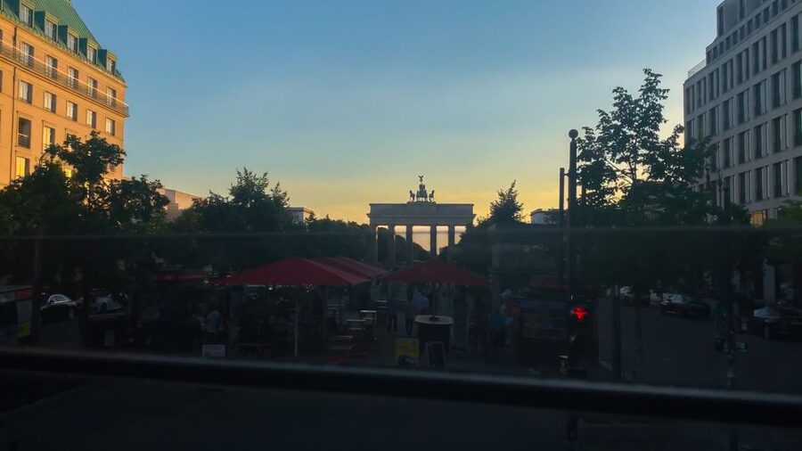Berlin: Live-Guided Evening Sightseeing Tour by Open-top Bus - Prenzlauer Berg and the Berlin Wall Memorial