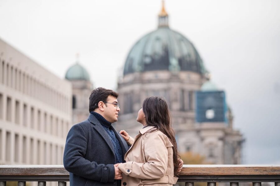Berlin Love Story: Surprise Proposal Photography Session - The proposal moment at Museum Island