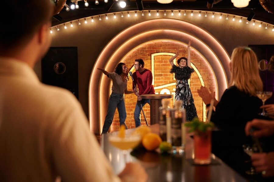 Berlin: Madame Tussauds Museum & Berlin Dungeon Combo Ticket - Begin with the wax figures at Madame Tussauds Berlin