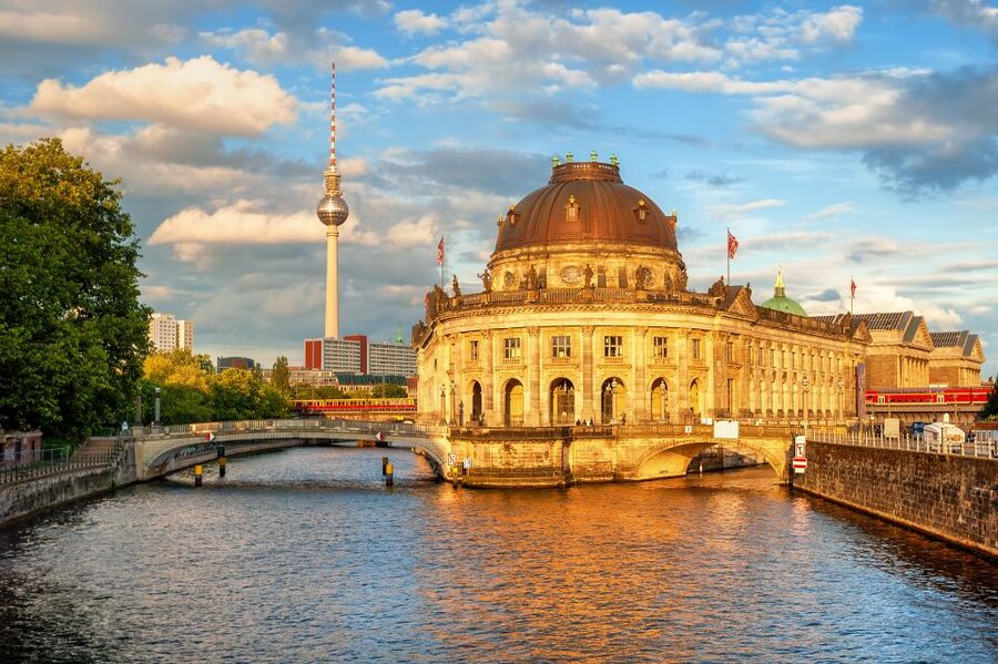 Berlin: Museum Island Guided Walking Tour - Lustgarten, Berlin Cathedral, and the Granitschale