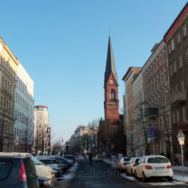 Berlin: Prenzlauer Berg District Guided Walking Tour - What the guide adds to the experience