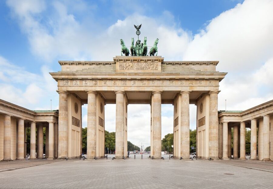 Berlin: Private 2-Hour Sightseeing Tour in Classic GDR Van - Seeing Berlin from both sides of the former divide