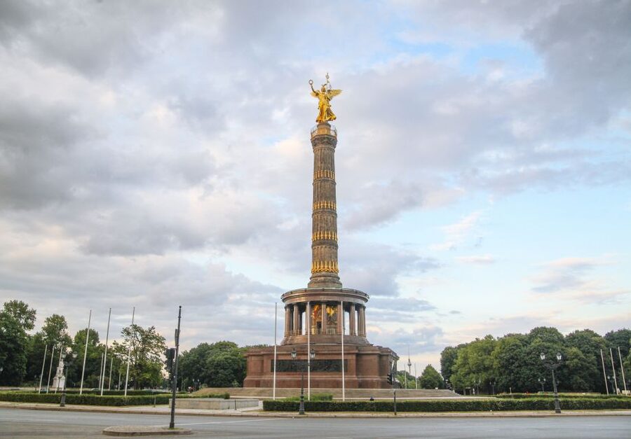 Berlin: Private 2-Hour Sightseeing Tour in Classic GDR Van - Photo stops, comfort, and the limits of a vintage van