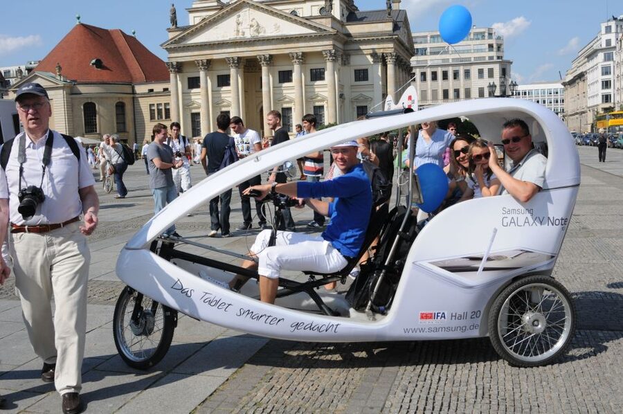 Berlin: Private Guided E-Rickshaw Tour - Unter den Linden and Brandenburg Gate