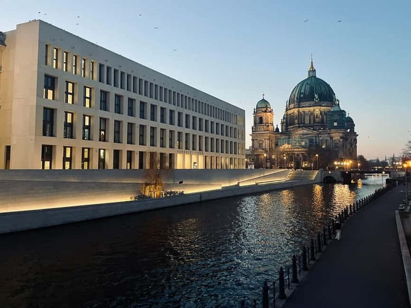 Berlin: Private Sightseeing Tour in an E-Rickshaw - Parochialkirche and a quieter stop