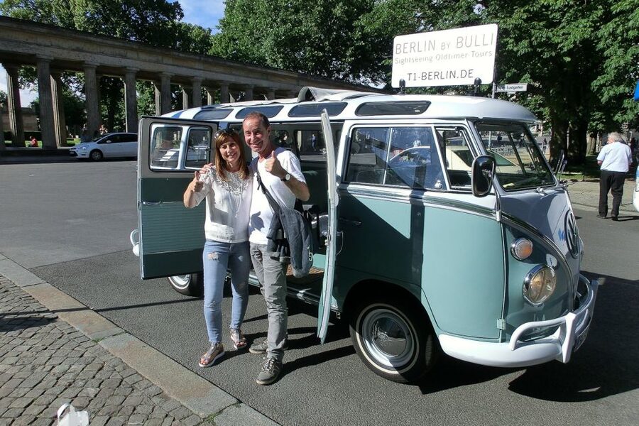Berlin: Private Sightseeing Tour in Iconic Oldtimer VW Bus - What the photo booklet adds
