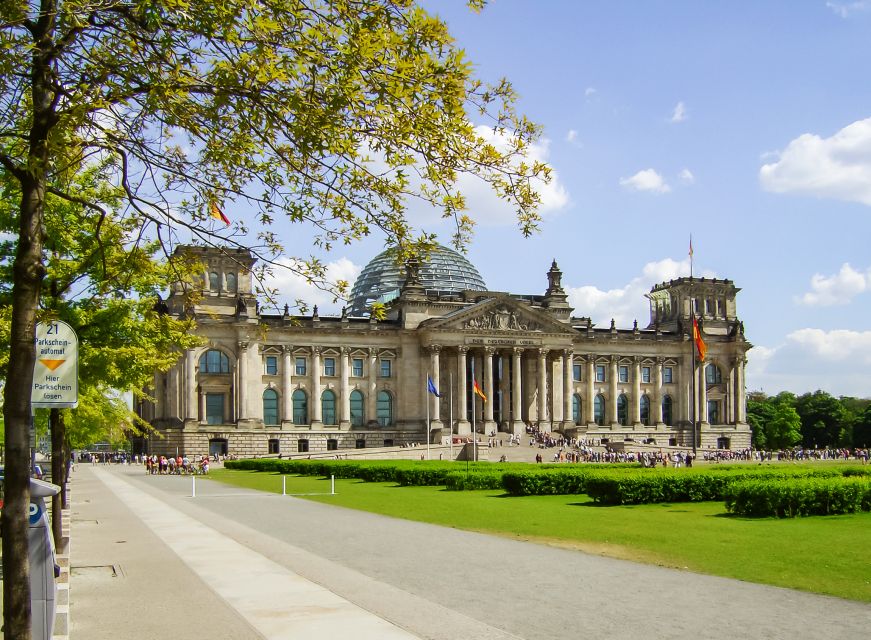 Berlin: Reichstag, Plenary Chamber, Cupola & Government Tour - The plenary chamber and the German Bundestag talk