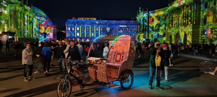 Berlin Rickshaw Tour -2 hours & hotel pickup - groups up to 16 people - What the photographer adds