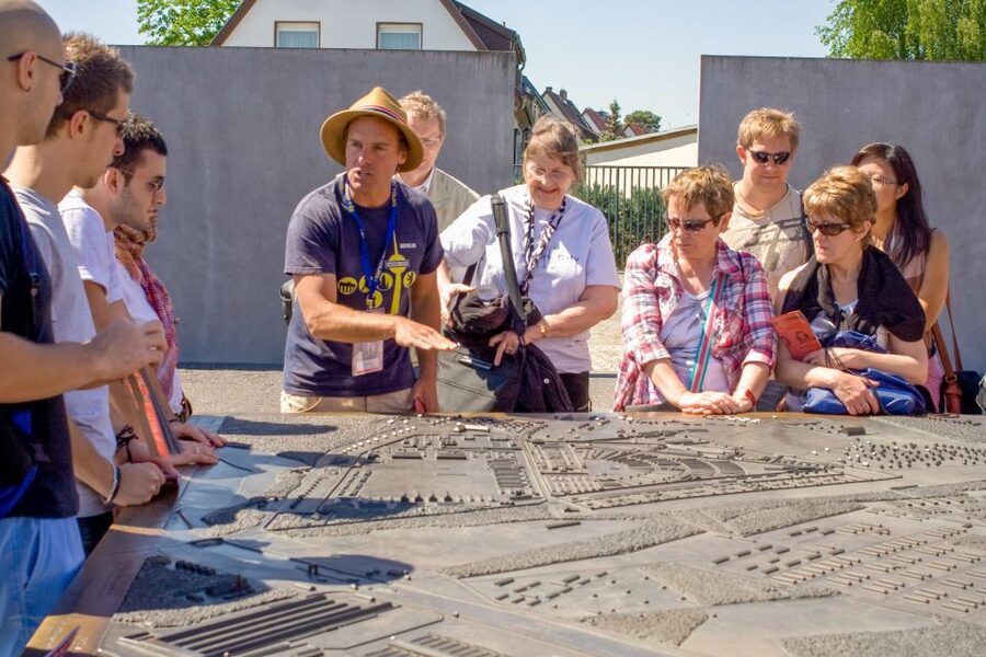 Berlin: Sachsenhausen Concentration Camp Bus Tour in English - Entering through Tower A