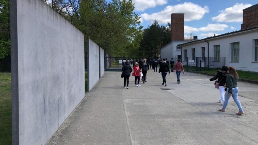 Berlin: Sachsenhausen Concentration Camp Guided Tour - Meeting at Alexanderplatz and reaching the memorial