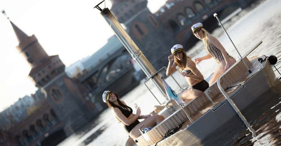 Berlin: Self-drive hot tub boat experience - The route to Oberbaumbrücke and back